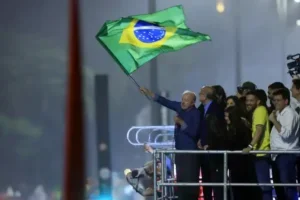 Presidente Lula e apoiadores balançando a bandeira do Brasil.