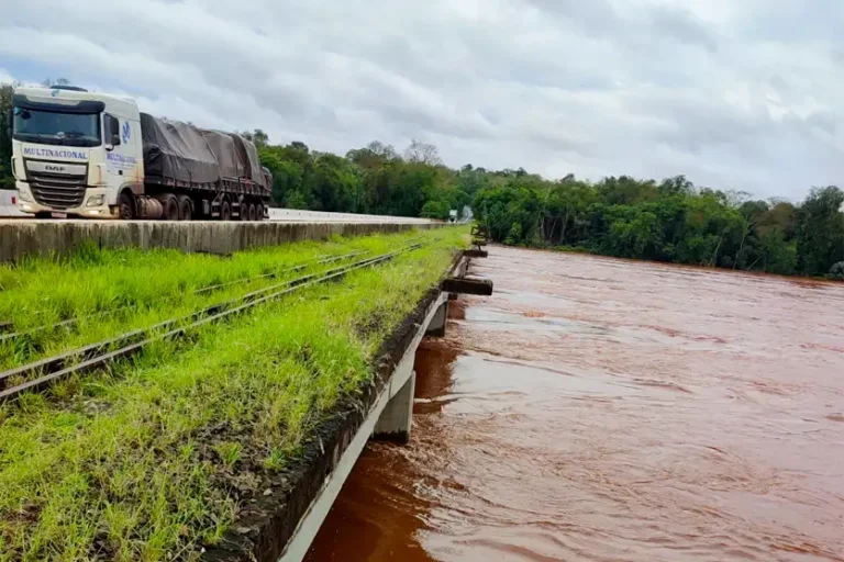 Rio Ivaí sobe após fortes chuvas e água se aproxima de ponte na rodovia PR-323; com vídeo