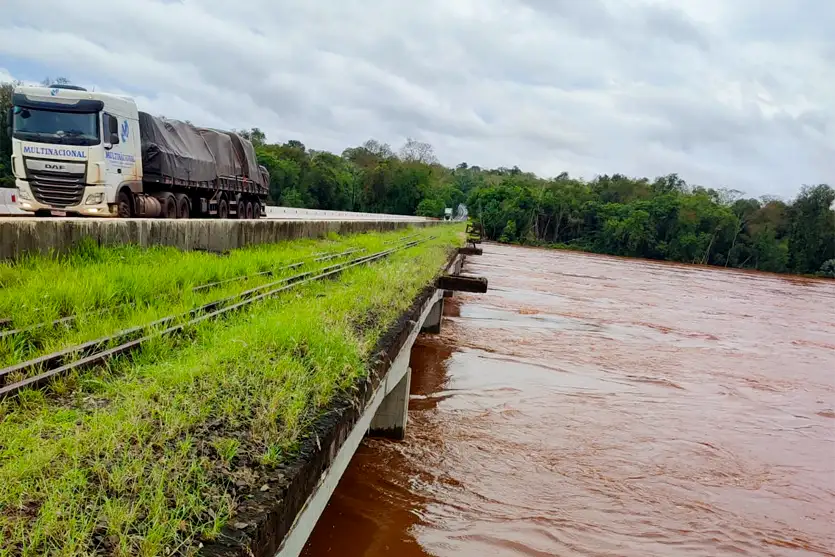 Rio Ivaí sobe após fortes chuvas e água se aproxima de ponte na rodovia PR-323; com vídeo