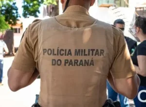 Policial militar visto de costas durante atendimento à ocorrência.