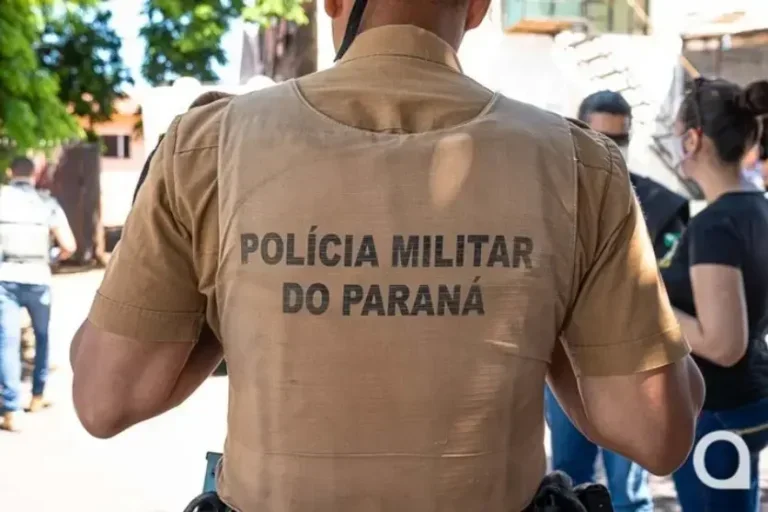 Policial militar visto de costas durante atendimento à ocorrência.