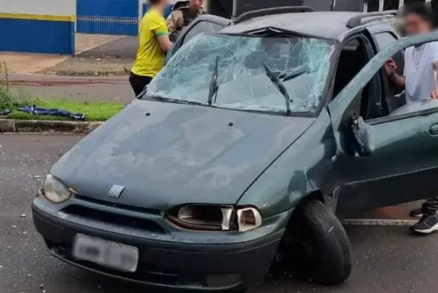 Jovem sem CNH capota carro em Umuarama e é preso por embriaguez ao volante