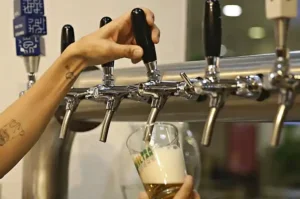 pessoa servindo chopp