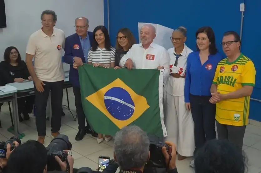 Lula votando em São Bernardo do Campo acompanhado de aliados.