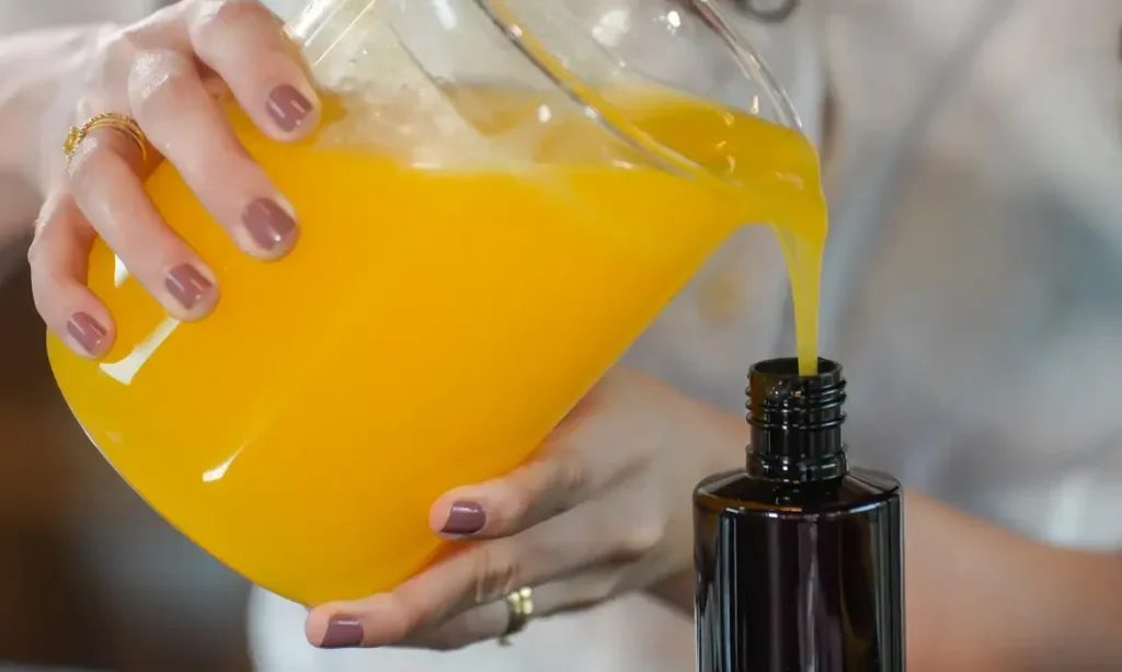 Pessoa preparando um cosmético em um frasco.