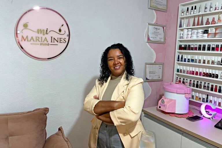 Aos 50 anos, manicure muda de caminho e transforma edícula em salão de beleza