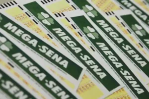 Bilhetes da Mega-Sena empilhados.