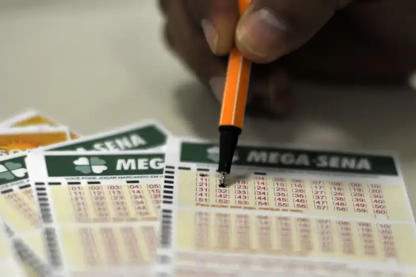 Bilhetes da Mega-Sena sendo preenchidos.