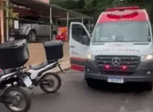 Ambulância próximo à residência onde menino foi baleado pelo amigo em SC.