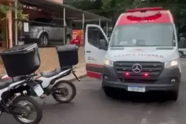 Ambulância próximo à residência onde menino foi baleado pelo amigo em SC.
