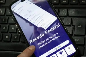 Celular com a tela da Receita Federal.