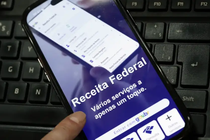 Celular com a tela da Receita Federal.