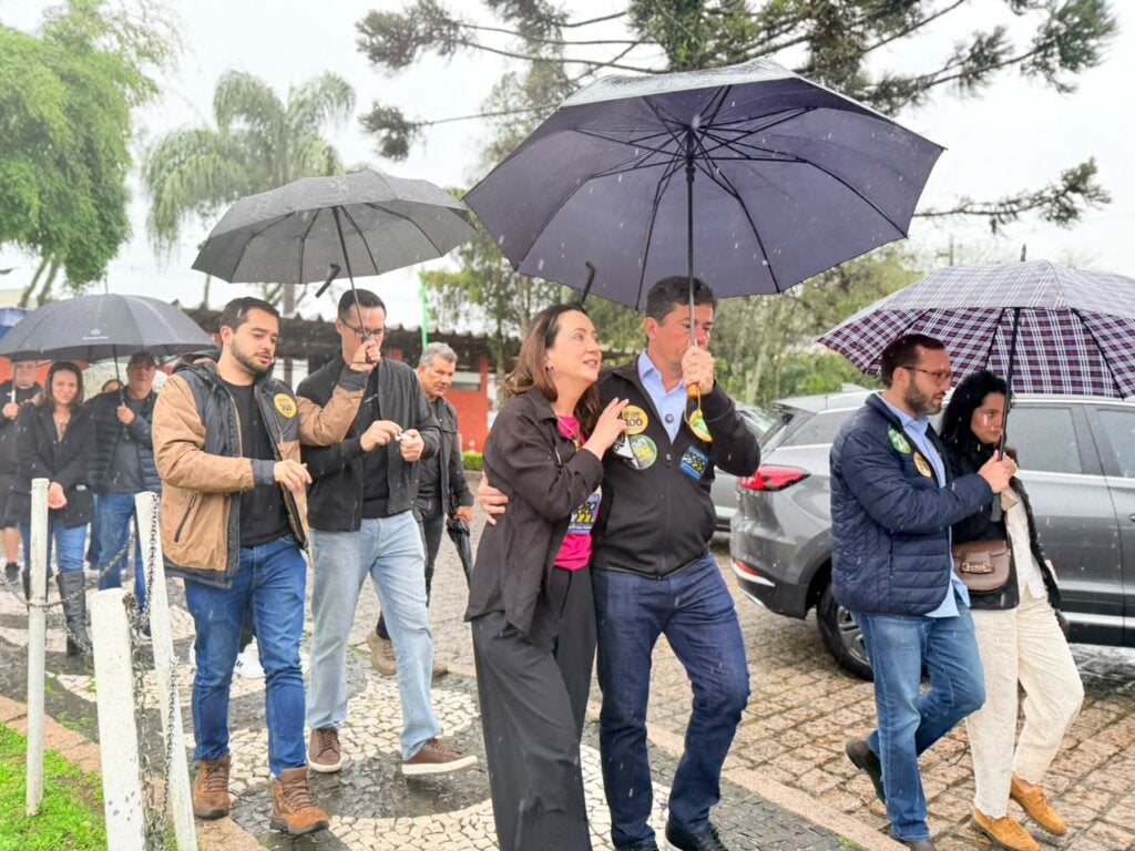 Moro chega sob chuva para votar em Curitiba e diz ter feito campanha ‘limpa e propositiva’