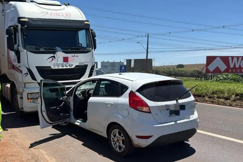 Vídeo: motorista bate de frente com carreta e caminha seminu pela BR-376 após possível surto