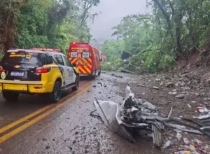 Motorista de 28 anos morre após caminhão bater contra rocha na PR-487