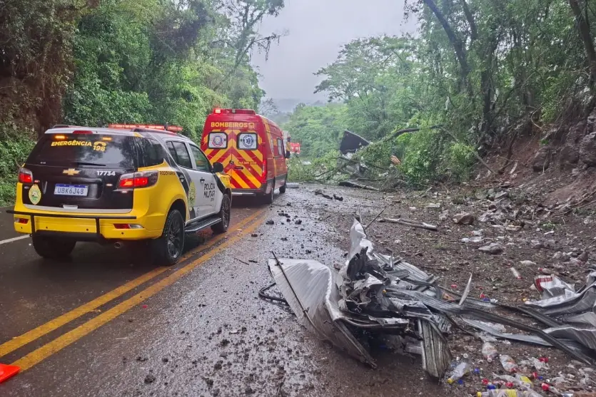 Motorista de 28 anos morre após caminhão bater contra rocha na PR-487