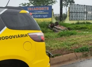 Motorista de 37 anos é socorrido após capotamento na PR-323