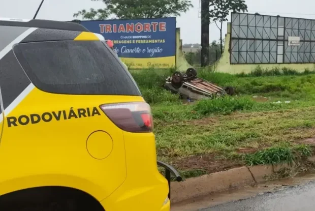 Motorista de 37 anos é socorrido após capotamento na PR-323