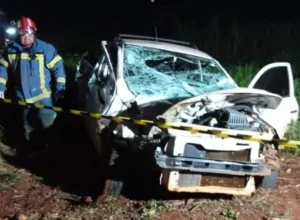 Motorista de 57 anos morre após carro bater contra poste em na PR-484