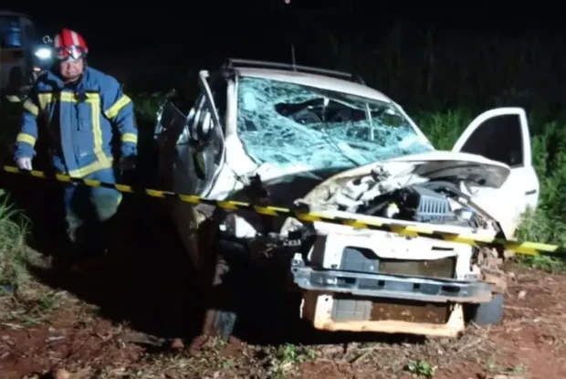 Motorista de 57 anos morre após carro bater contra poste em na PR-484