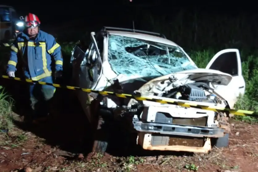 Motorista de 57 anos morre após carro bater contra poste em na PR-484