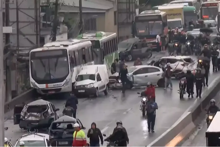 Motorista de ônibus morre ao volante e engavetamento envolve 22 veículos na Dutra