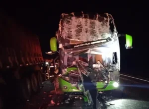 Motorista de ônibus morre após colisão traseira com caminhão na BR-376
