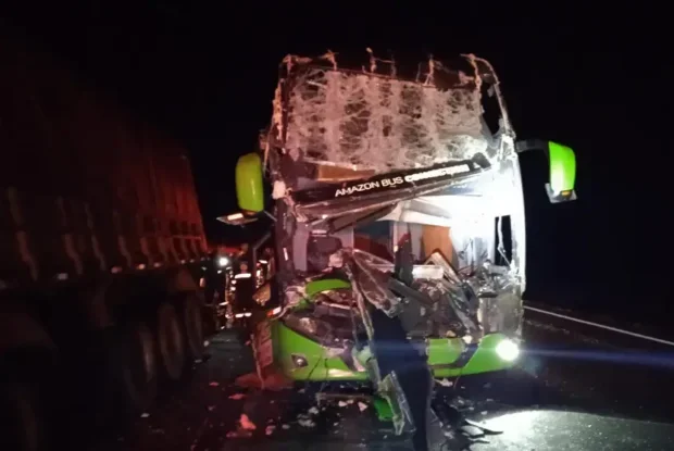 Motorista de ônibus morre após colisão traseira com caminhão na BR-376