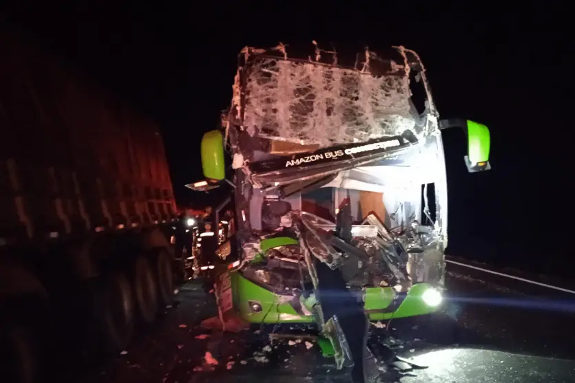 Motorista de ônibus morre após colisão traseira com caminhão na BR-376