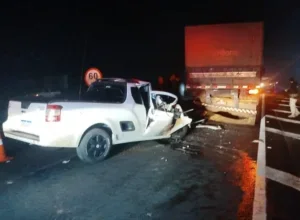 Motorista fica ferido após Montana bater na traseira de caminhão na BR-376