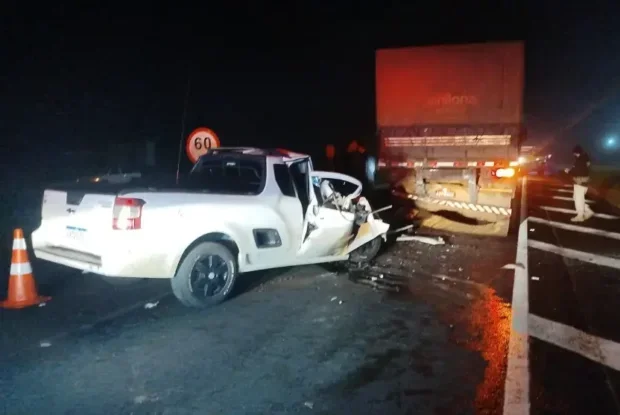 Motorista fica ferido após Montana bater na traseira de caminhão na BR-376