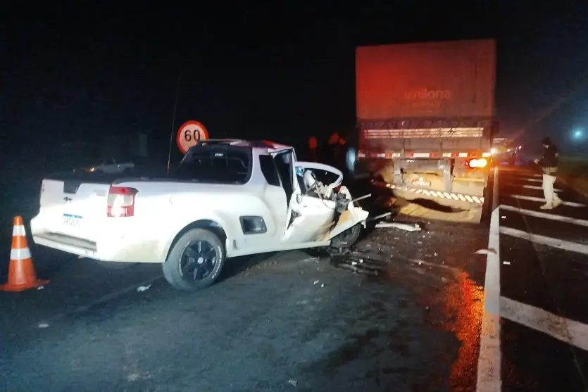 Motorista fica ferido após Montana bater na traseira de caminhão na BR-376