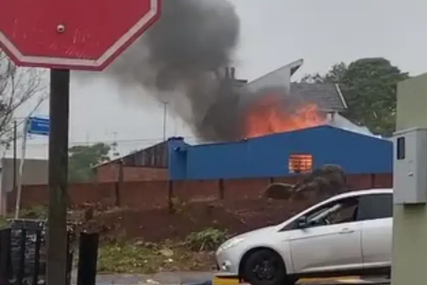 Mulher morre carbonizada em incêndio que destruiu residência no Paraná
