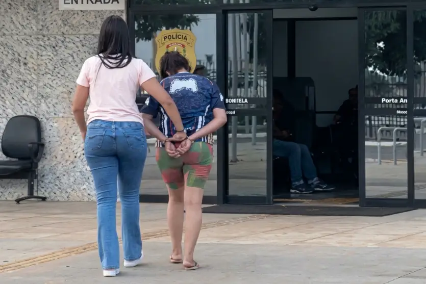 Mulher que matou o filho porque ele parecia com o pai é presa após um ano foragida