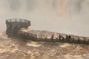 Cheia nas Cataratas do Iguaçu.