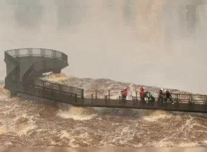 Cheia nas Cataratas do Iguaçu.
