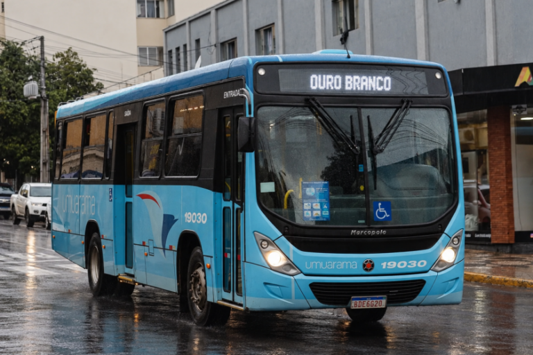 Ônibus da Viação Umuarama em um dia chuvoso em Umuarama.