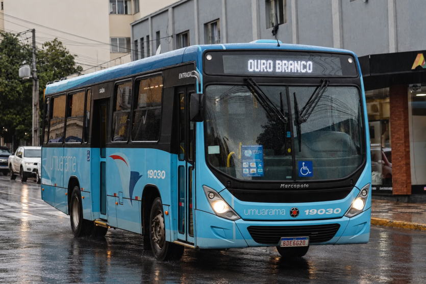 Ônibus da Viação Umuarama em um dia chuvoso em Umuarama.
