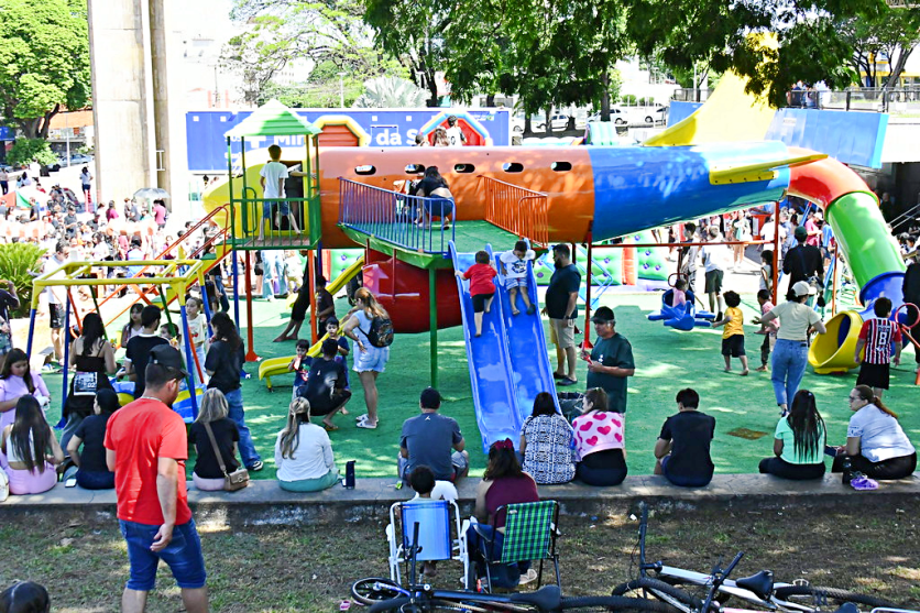 Novo parquinho faz a alegria das crianças na Praça Santos Dumont