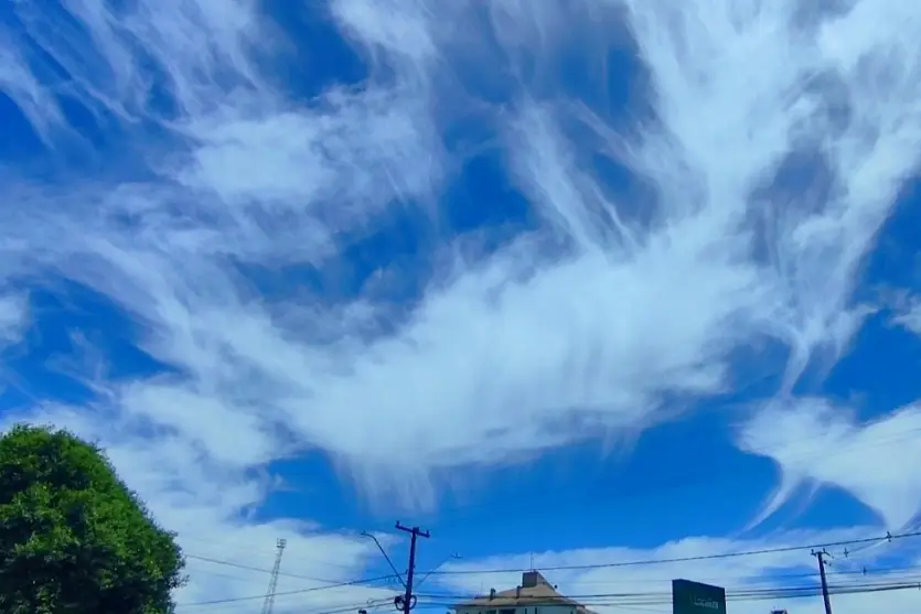 Nuvens cirrus chamam a atenção no céu de Umuarama nesta segunda-feira