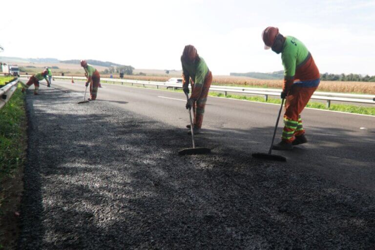 Obras da EPR na PR-323.