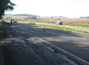 Obra de microrrevestimento em acostamento da PR-323.