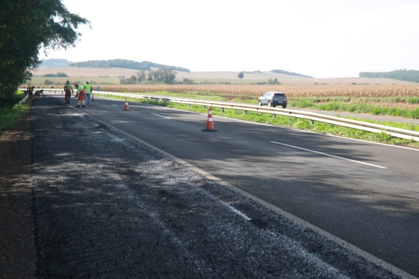 Obra de microrrevestimento em acostamento da PR-323.