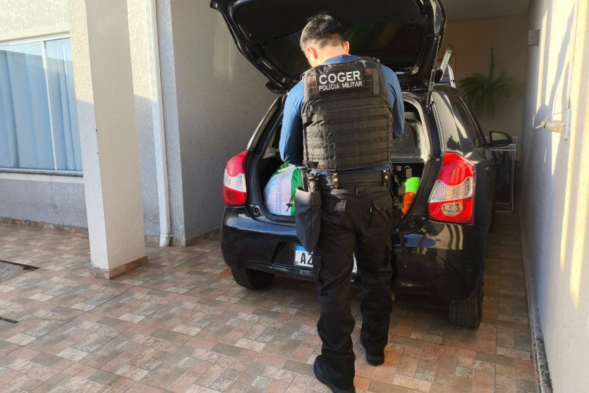 Oficial do Coger durante cumprimento de mandado da Operação Rota 466.