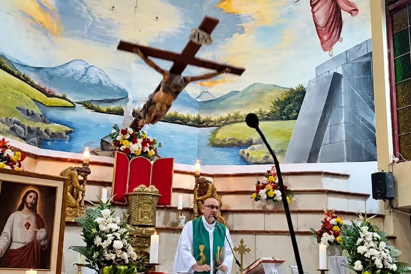 Padre morre após cruz cair sobre ele durante missa; vídeo impressiona e registra acidente