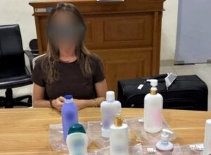 Paranaense que foi presa na indonésia e os frascos de produtos com cocaína líquida.