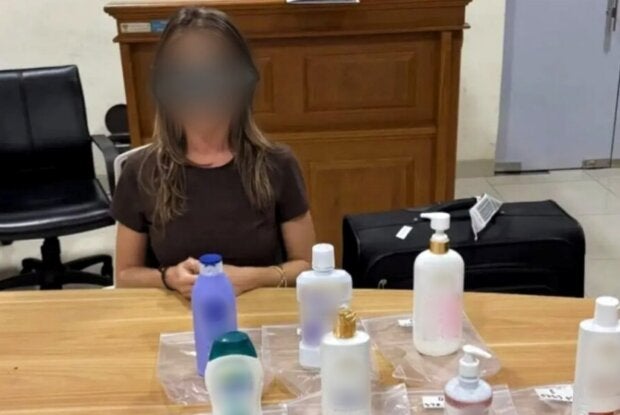 Paranaense que foi presa na indonésia e os frascos de produtos com cocaína líquida.