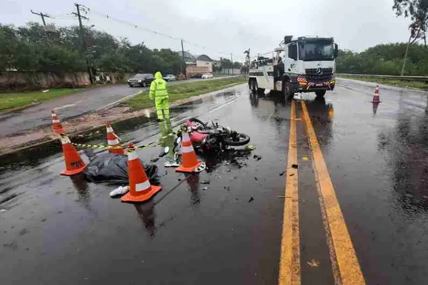Passageira de moto morre após acidente na PR-444; carro foge do local