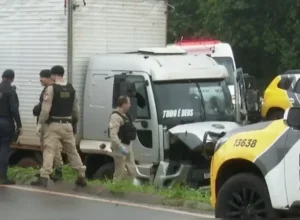 Perseguição de 35 km a caminhão com maconha termina com casal baleado no Paraná