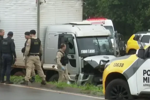 Perseguição de 35 km a caminhão com maconha termina com casal baleado no Paraná